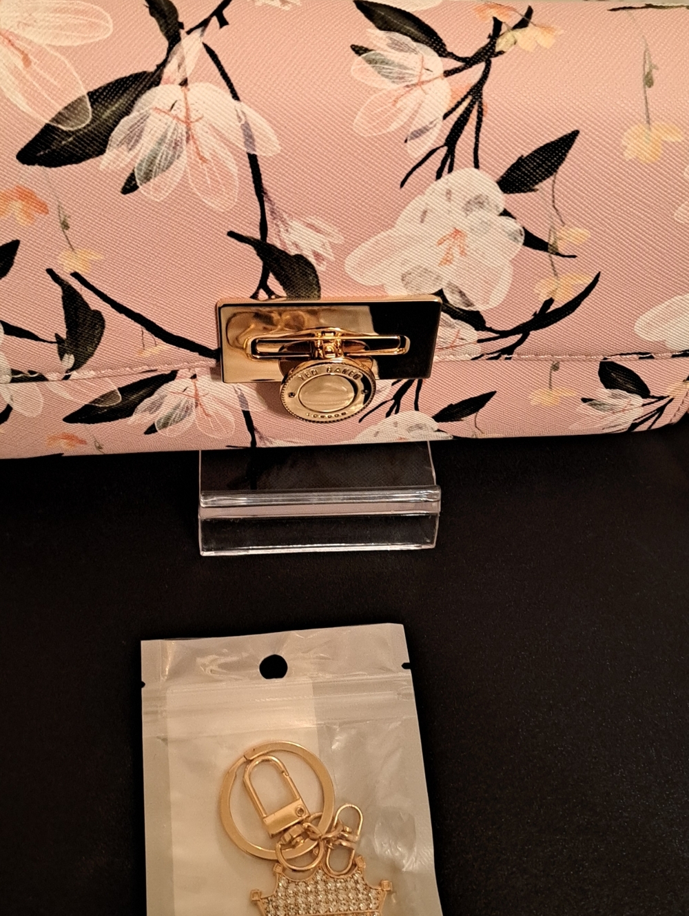 Ted Baker Pink Floral Chain Shoulder Bag w/Gold Hardware NWT and Queen charm. - Picture 4 of 10